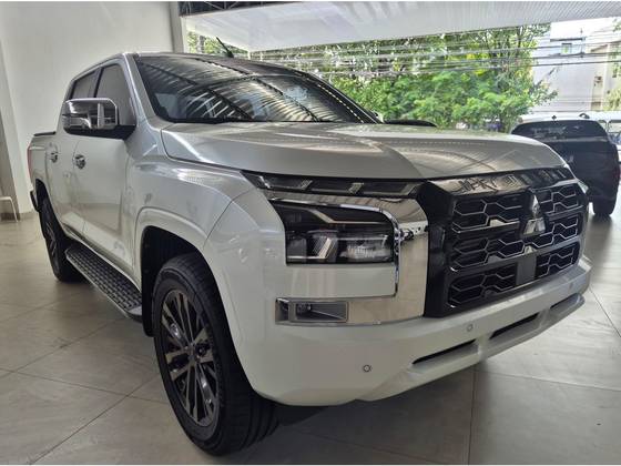MITSUBISHI TRITON 2.4 BITURBO DIESEL CD HPE-S 4X4 AUTOMÁTICO MITSUBISHI TRITON 2.4 BITURBO DIESEL CD HPE-S 4X4 AUTOMÁTICO